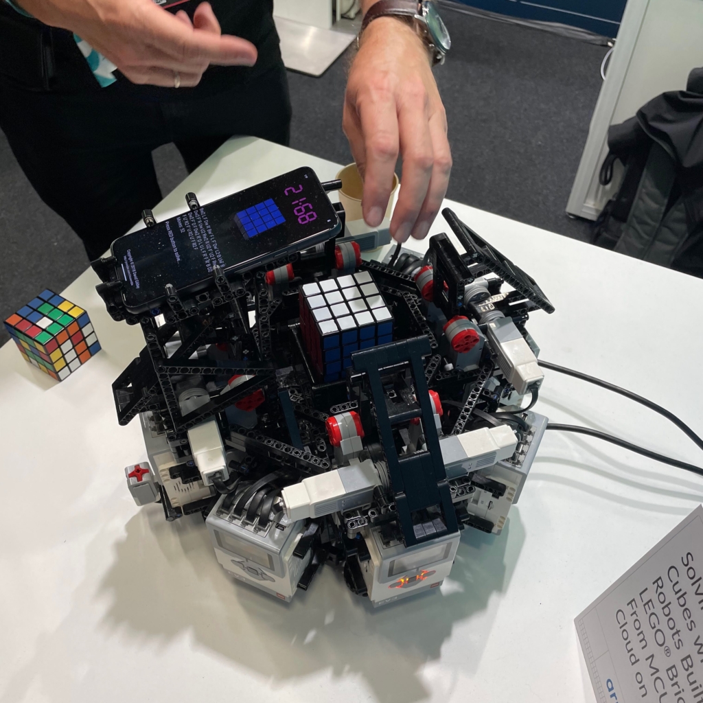 Robot e cubo di Rubik